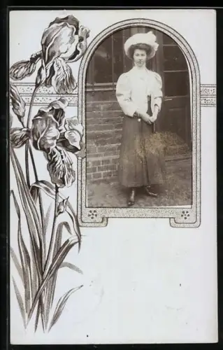 Foto-AK Elegante Dame mit Hut im Passepartout mit Blumen