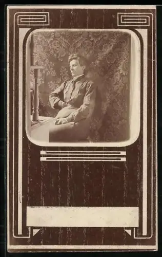 Foto-AK Sitzende Dame vor Wandteppich im Passepartout