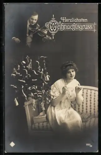 Foto-AK Dame sitzt mit einem Brief auf einer Couch, Mann spielt Geige