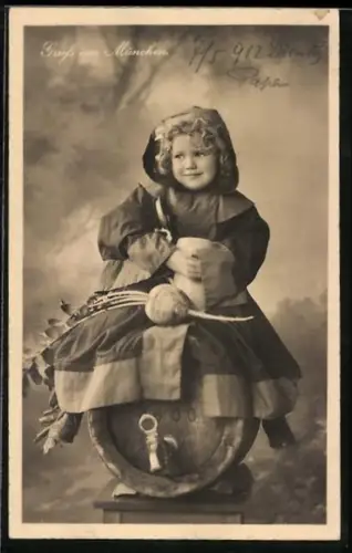 AK Münchner Kindl sitzt auf einem Bierfass