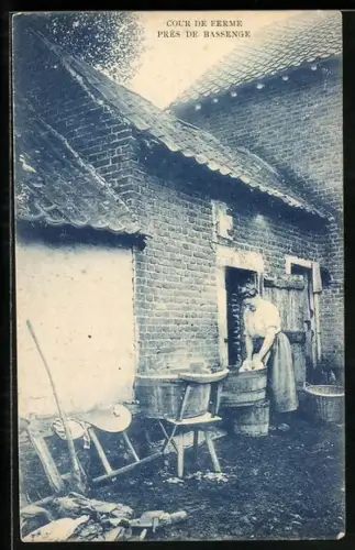 AK Eine Waschfrau bei der Arbeit im Hof