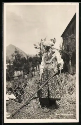 AK Bäuerin mit einer Sense