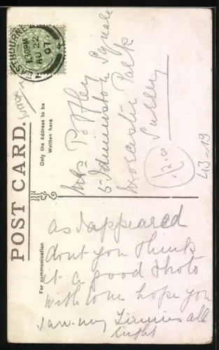 AK Landstreicherin mit geflickter Kleidung und einem Regenschirm