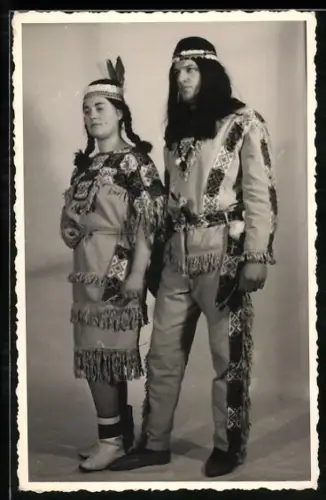 Foto-AK Als amerikanische Ureinwohner verkleidetes Pärchen zum Fasching