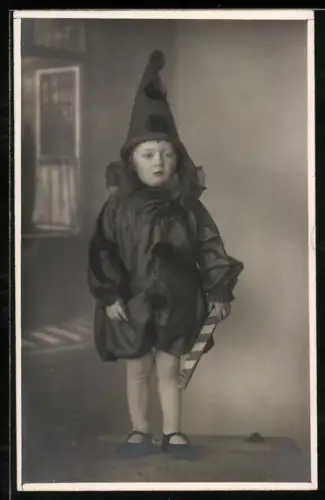 Foto-AK Trauriges Kind im Clownskostüm zum Fasching