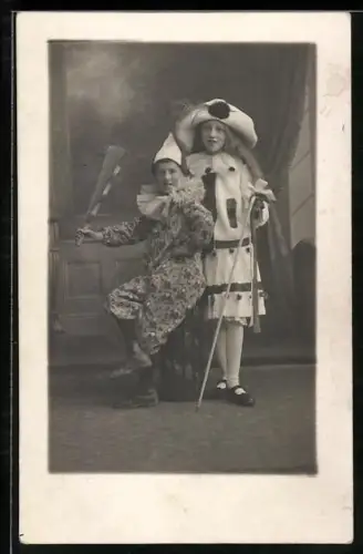 Foto-AK Zwei Kinder in Faschingskleidung