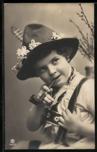 AK Kind in Tracht raucht eine Pfeife