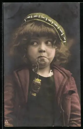 AK Kind mit grünem Hut raucht eine Pfeife