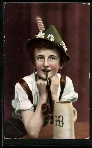 AK Kind in Tracht raucht eine Pfeife und hat einen Bierkrug vor sich