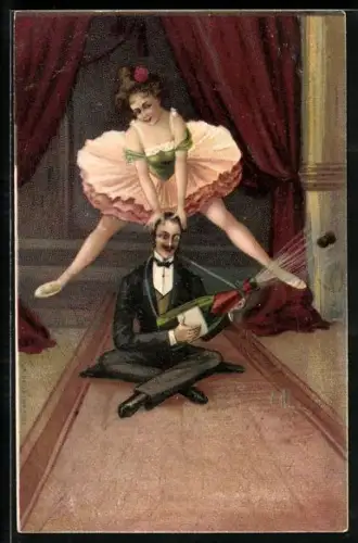 AK Ballerina balanciert auf dem Kopf eines Mannes, der eine Flasche Sekt öffnet