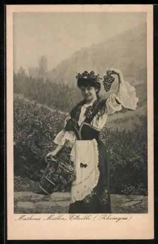AK Hübsche junge Dame bei der Weintraubenernte