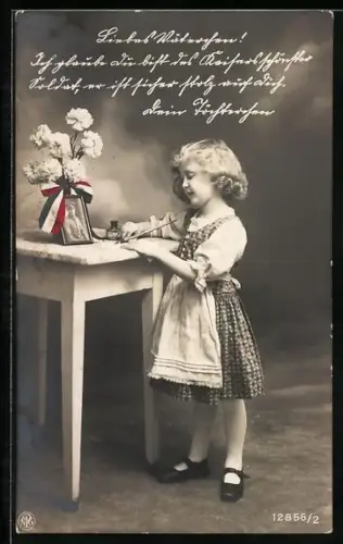 AK Junges Mädchen schreibt einen Brief vor dem Portrait ihres Vaters, Feldpost