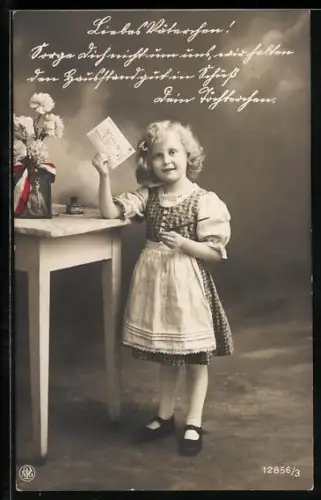 AK Junges Mädchen mit einer Postkarte vor dem Portrait ihres Vaters in Uniform, Feldpost