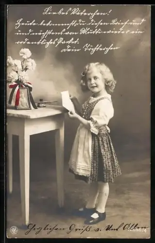 AK Junges Mädchen mit Feldpost vor dem Portrait ihres Vaters