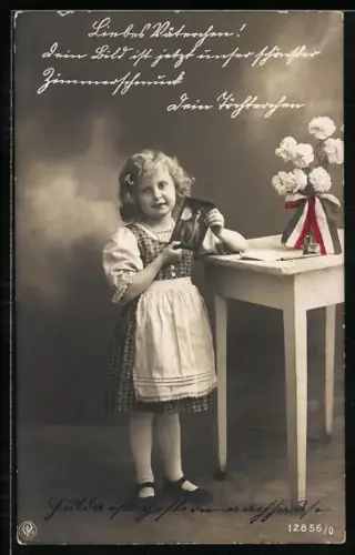 AK Junges Mädchen mit dem Portrait ihres Vaters in Uniform