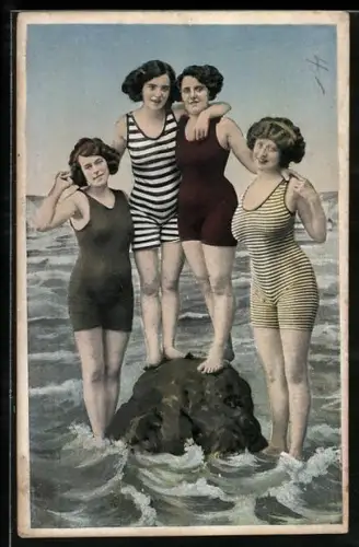 AK Vier junge Frauen in Badeanzügen stehen auf einem Stein im Wasser