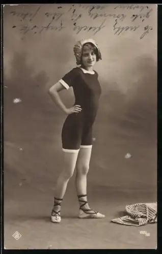 AK Junge Frau im Badeanzug mit Haube