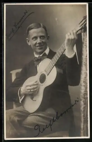 Foto-AK Lächelnder Mann mit Gitarre