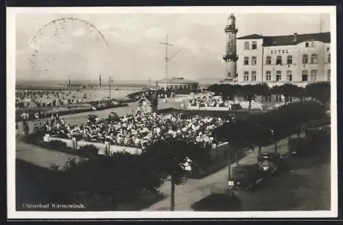 AK Warnemünde, Ostseebad, Strassenpartie mit Hotel und Leuchtturm