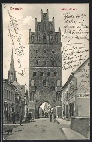 AK Demmin, Strassenpartie am Luisen-Tor mit Geschäften
