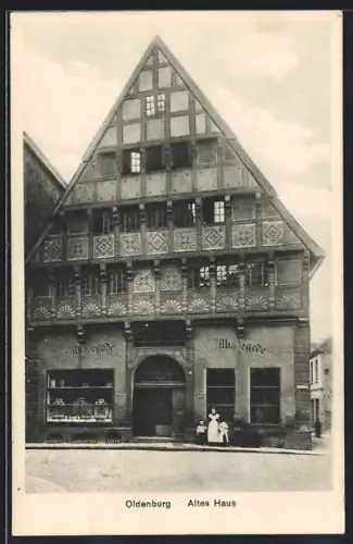AK Oldenburg / O., Altes Haus mit Strassenpartie