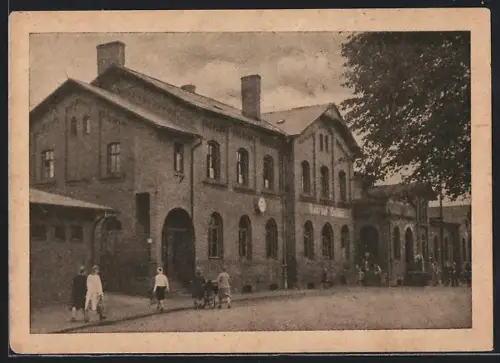 AK Soltau, Bahnhof mit Passanten