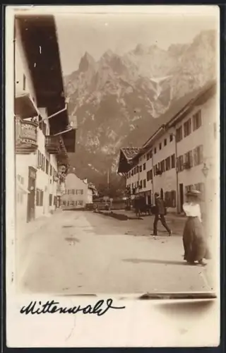 AK Mittenwald, Strassenpartie mit Gebirgspanorama