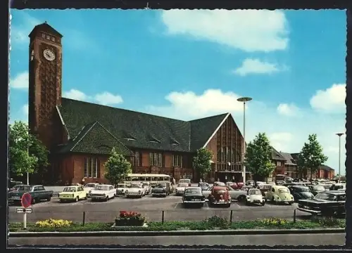 AK Oldenburg, Hauptbahnhof, Bahnhofsvorplatz, Uhrenturm, Auto VW Käfer & Isetta auf dem Parkplatz