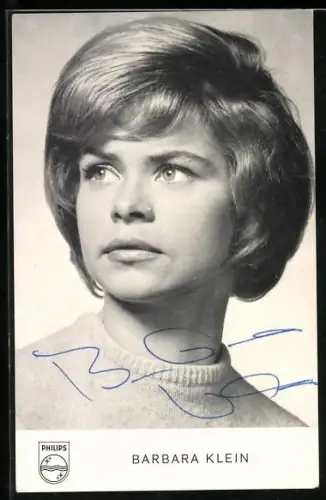 AK Musikerin Barbara Klein im Pullover, Autograph