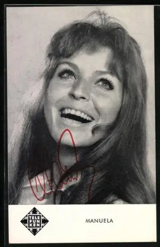 AK Musikerin Manuela mit langen Haaren nach oben blickend, Autograph