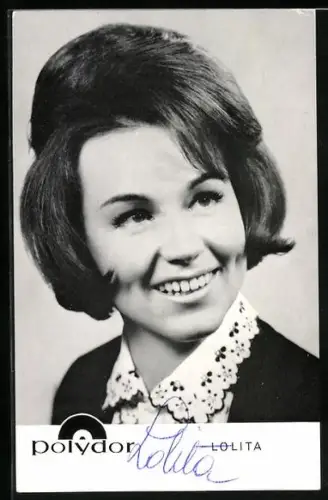 AK Musikerin Lolita in bestickter Bluse, Autograph