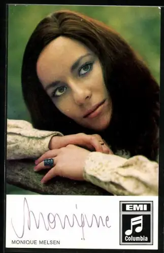 AK Musikerin Monique Melsen an einem Ast lehnend, Autograph