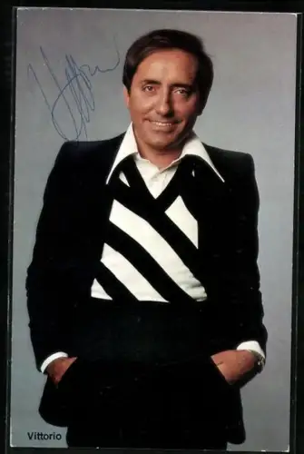 AK Musiker Vittorio in gestreifter Weste, Autograph