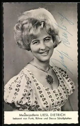 AK Meisterjodlerin Liesl Dietrich im geblümten Kleid, Autograph