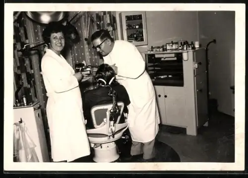 Fotografie Zahnarzt, Patient auf Behandlungsstuhl bei einer Untersuchung