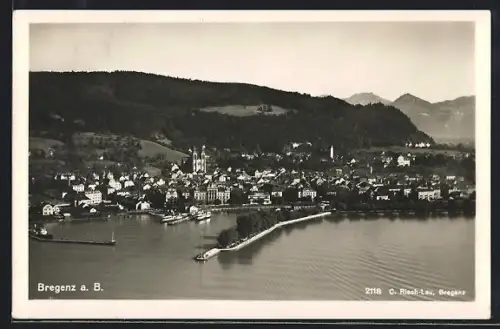 AK Bregenz a. B., Panorama mit Seeufer, Hafen und Kirchen