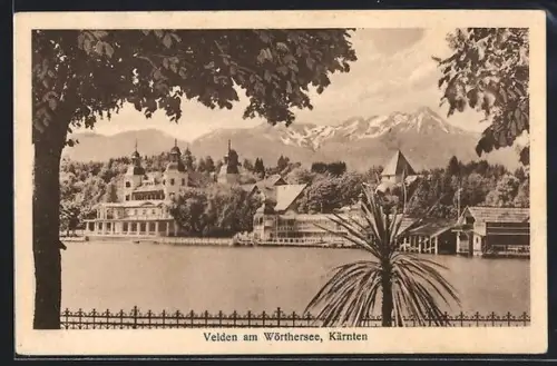 AK Velden am Wörthersee, Seepanorama mit Promenade, Villen und Bergen