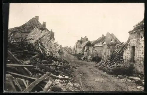 AK Juvincourt /Champagne, Strassenpartie mit zerstörten Häusern