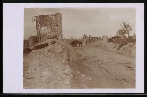 Foto-AK Juvincourt, Strassenpartie mit zerstörten Häusern