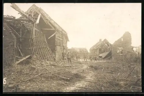 AK Mesnil-en-Arrouaise, Zerstörte Ortspartie
