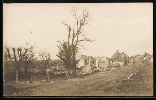 AK Mesnil-en-Arrouaise, Zerstörte Ortspartie