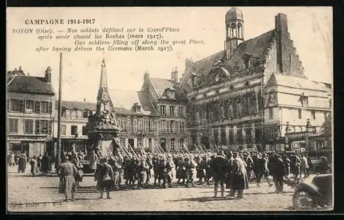 AK Noyon /Oise, Nos soldats défilent sur la Grand`Place après avoir chassé les Boches