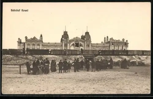 AK Kowel, Bahnhof mit Reisenden