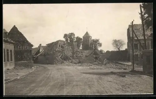 AK Miraumont, Das zerschossene Dorf beim Beginn der Sommeschlacht