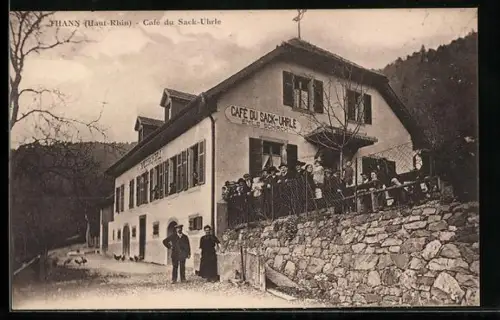 AK Thann /Haut-Rhin, Café du Sack-Uhrle avec visiteurs devant le bâtiment