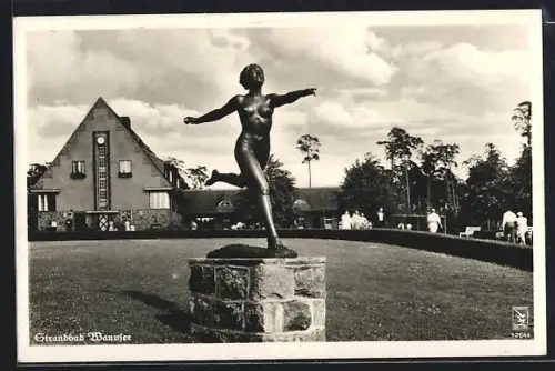 AK Berlin /Wannsee, Strandbad Wannsee, Statue auf dem Gelände