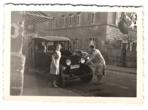 Fotografie Frauen putzen einen Chevrolet Wagen, Kennzeichen: IIID-10218