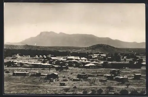 Foto-AK Usakos, Ortsansicht mit Bergen im Hintergrund