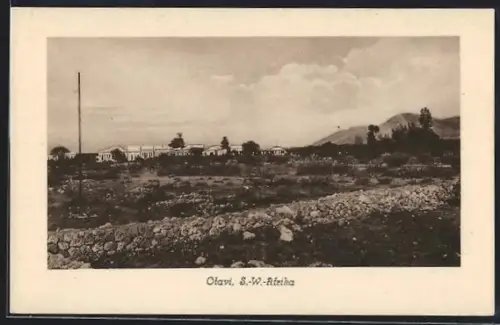 AK Otavi /S.-W.-Afrika, Teilansicht des Ortes mit Mauer im Vordergrund