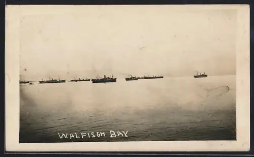 Foto-AK Walfisch Bay, Frachtschiffe auf Reede liegend